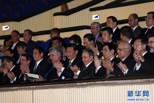      出當(dāng)?shù)貢r(shí)間7月22日，國(guó)家主席習(xí)近平在哈瓦那與古巴國(guó)務(wù)委員會(huì)主席兼部長(zhǎng)會(huì)議主席勞爾&middot;卡斯特羅共同觀看中古芭蕾舞聯(lián)合演出。新華社記者李學(xué)仁攝 