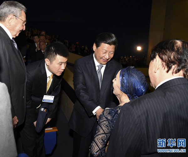     當(dāng)?shù)貢r(shí)間7月22日，國(guó)家主席習(xí)近平在哈瓦那與古巴國(guó)務(wù)委員會(huì)主席兼部長(zhǎng)會(huì)議主席勞爾&middot;卡斯特羅共同觀看中古芭蕾舞聯(lián)合演出。新華社記者李學(xué)仁攝 