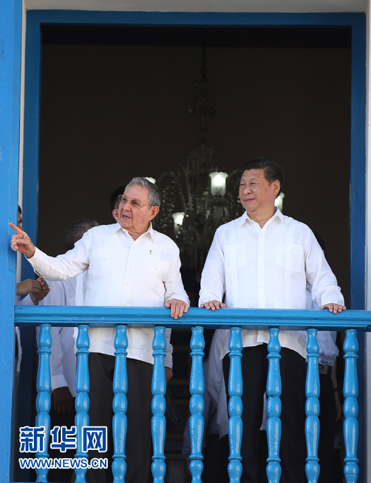 這是習(xí)近平在勞爾陪同下參觀圣地亞哥市政府時(shí)一同走上二層陽(yáng)臺(tái)。1959年1月1日，菲德爾&middot;卡斯特羅就是站在這里宣布古巴革命勝利。新華社記者蘭紅光 攝 