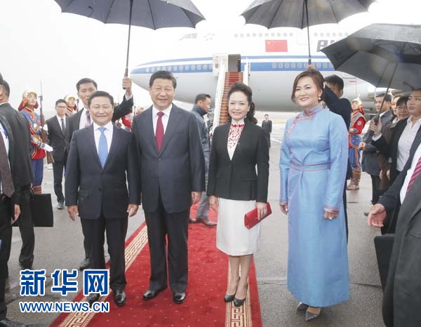 8月21日，國家主席習近平抵達烏蘭巴托，開始對蒙古國進行國事訪問。習近平和夫人彭麗媛在機場受到蒙古國總理阿勒坦呼亞格夫婦熱情迎接。新華社記者鞠鵬攝 