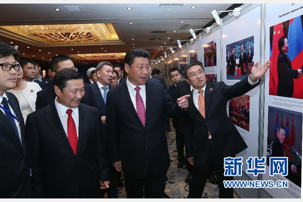 8月22日，國家主席習(xí)近平在烏蘭巴托與蒙古國總理阿勒坦呼亞格共同出席中蒙經(jīng)貿(mào)合作回顧展開幕式。 新華社記者 龐興雷 攝 