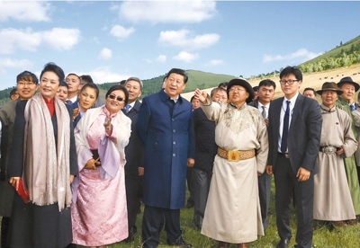 　　八月二十二日，國家主席習近平在蒙古國總統(tǒng)額勒貝格道爾吉陪同下前往烏蘭巴托市郊觀看那達慕。這是習近平和夫人彭麗媛同額勒貝格道爾吉夫婦觀看表演。新華社記者　鞠鵬攝