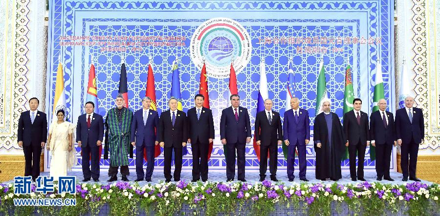 9月12日，上海合作組織成員國(guó)元首理事會(huì)第十四次會(huì)議在塔吉克斯坦首都杜尚別舉行。國(guó)家主席習(xí)近平出席會(huì)議并發(fā)表重要講話。這是與會(huì)成員國(guó)元首、觀察員國(guó)領(lǐng)導(dǎo)人或代表、主席國(guó)客人以及有關(guān)國(guó)際和地區(qū)組織代表集體合影。新華社記者李濤攝 