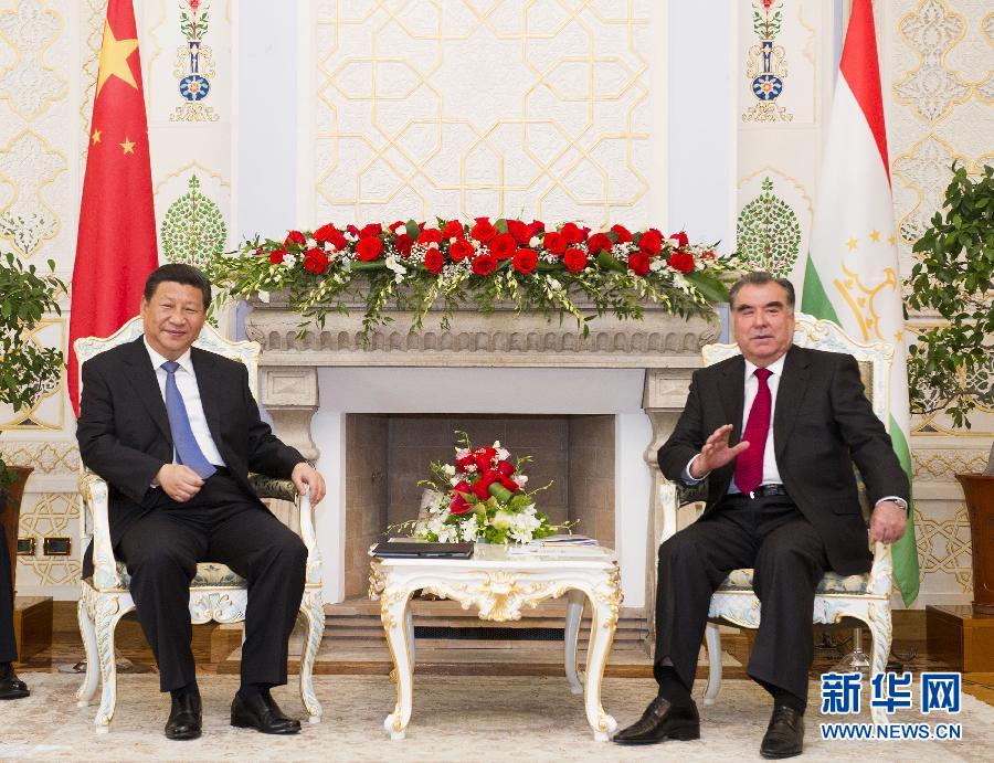 9月13日，國(guó)家主席習(xí)近平在杜尚別同塔吉克斯坦總統(tǒng)拉赫蒙舉行會(huì)談。 新華社記者黃敬文攝 