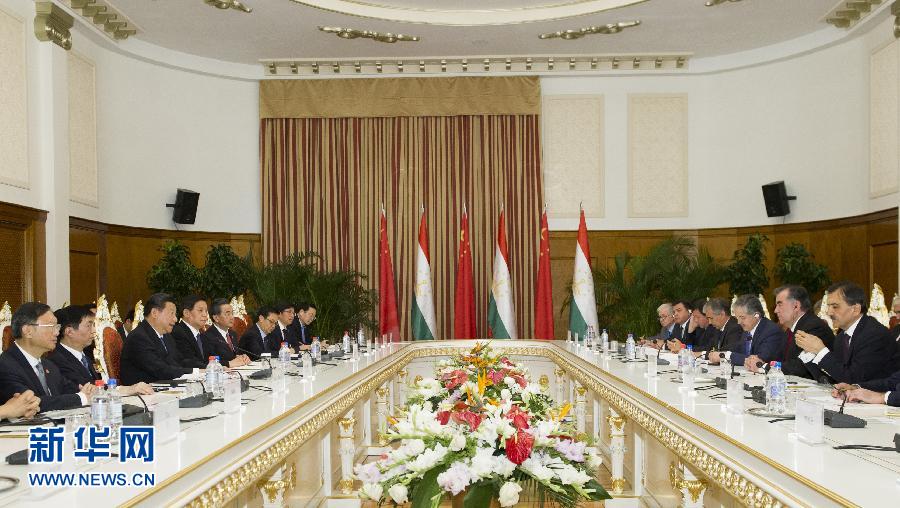 9月13日，國(guó)家主席習(xí)近平在杜尚別同塔吉克斯坦總統(tǒng)拉赫蒙舉行會(huì)談。 新華社記者謝環(huán)馳攝 