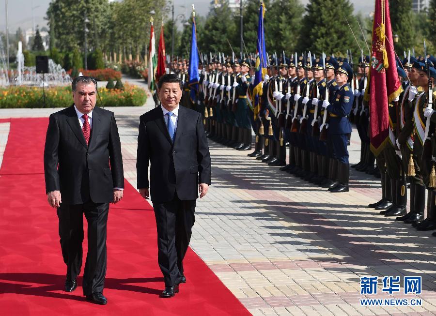 9月13日，國(guó)家主席習(xí)近平在杜尚別同塔吉克斯坦總統(tǒng)拉赫蒙舉行會(huì)談。會(huì)談前，拉赫蒙在民族宮前廣場(chǎng)為習(xí)近平舉行隆重的歡迎儀式。新華社記者馬占成攝 