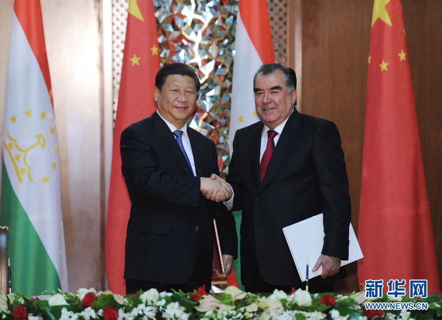 9月13日，國家主席習(xí)近平和塔吉克斯坦總統(tǒng)拉赫蒙在杜尚別共同簽署《中塔關(guān)于進一步發(fā)展和深化戰(zhàn)略伙伴關(guān)系的聯(lián)合宣言》。新華社記者謝環(huán)馳攝 
