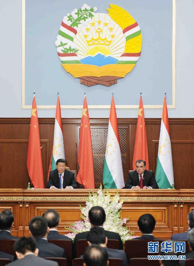 9月13日，國家主席習(xí)近平同塔吉克斯坦總統(tǒng)拉赫蒙在杜尚別共同會見記者。 新華社記者謝環(huán)馳攝