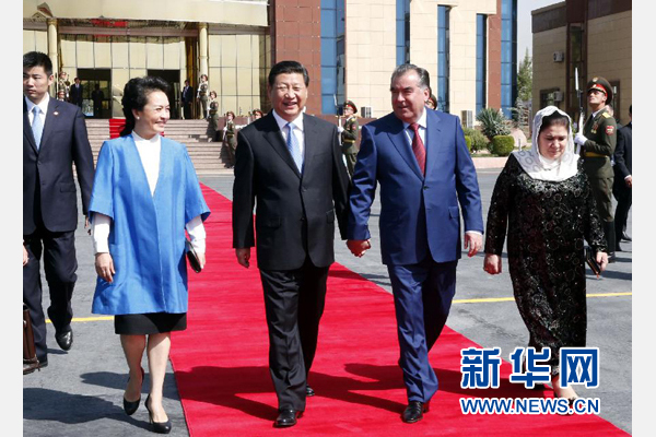 9月14日，國家主席習近平結束對塔吉克斯坦的國事訪問，乘坐專機離開杜尚別。拉赫蒙總統(tǒng)夫婦專程到機場為習近平和夫人彭麗媛送行。新華社記者 鞠鵬 攝 