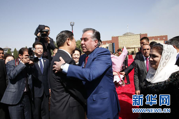 9月14日，國家主席習近平結束對塔吉克斯坦的國事訪問，乘坐專機離開杜尚別。拉赫蒙總統(tǒng)夫婦專程到機場為習近平和夫人彭麗媛送行。新華社記者 鞠鵬 攝 