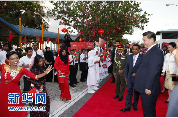  9月14日，國家主席習(xí)近平抵達(dá)馬累，開始對馬爾代夫進(jìn)行國事訪問。習(xí)近平和夫人彭麗媛在機場受到馬爾代夫總統(tǒng)亞明夫婦的熱情迎接。新華社記者 鞠鵬 攝 