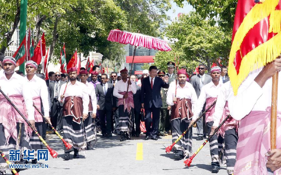 9月15日，國(guó)家主席習(xí)近平同馬爾代夫總統(tǒng)亞明在馬累舉行會(huì)談。會(huì)談前，亞明在共和國(guó)廣場(chǎng)為習(xí)近平舉行歡迎儀式。 新華社記者 鞠鵬 攝