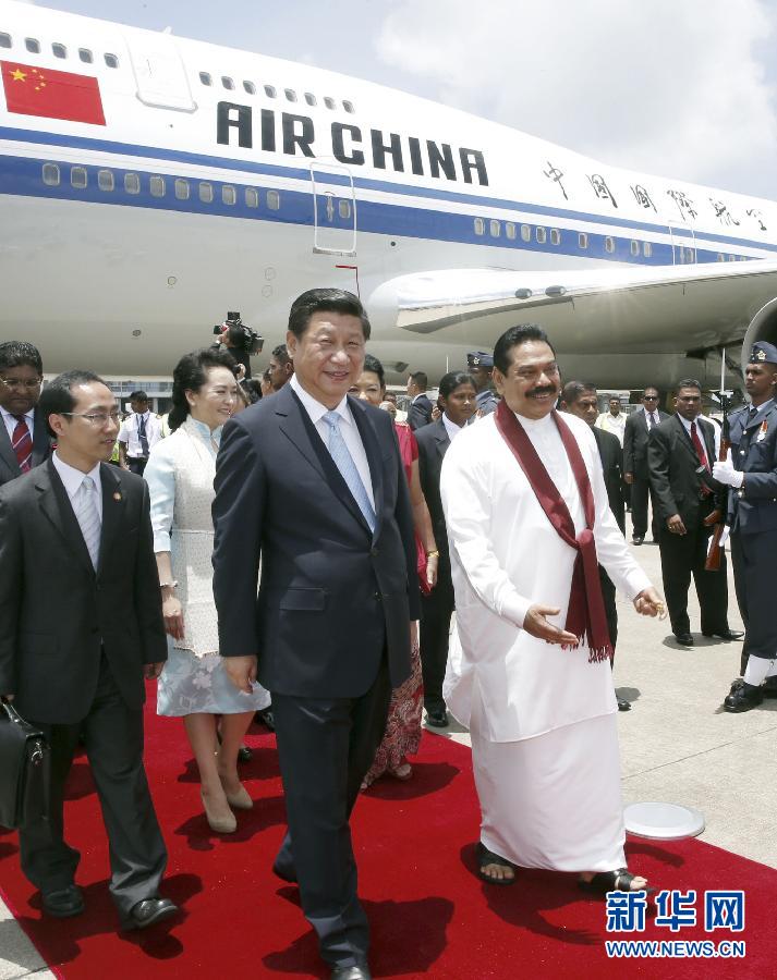 9月16日，國(guó)家主席習(xí)近平抵達(dá)科倫坡，開始對(duì)斯里蘭卡進(jìn)行國(guó)事訪問(wèn)。在班達(dá)拉奈克國(guó)際機(jī)場(chǎng)，習(xí)近平和夫人彭麗媛受到拉賈帕克薩總統(tǒng)夫婦熱情迎接。新華社記者鞠鵬攝 