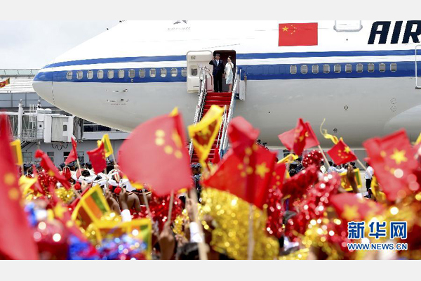 9月16日，國(guó)家主席習(xí)近平抵達(dá)科倫坡，開始對(duì)斯里蘭卡進(jìn)行國(guó)事訪問(wèn)。這是習(xí)近平和夫人彭麗媛向歡迎群眾揮手致意。 新華社記者馬占成攝 