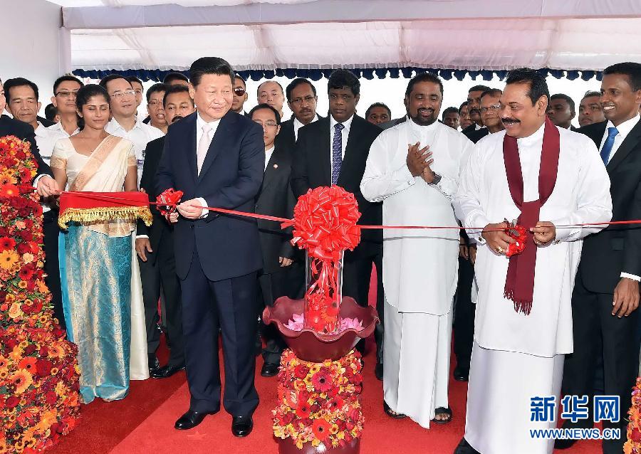 9月17日，國家主席習近平在斯里蘭卡總統(tǒng)拉賈帕克薩陪同下考察中斯港口合作項目。這是習近平和拉賈帕克薩為港口城開工剪彩。 新華社記者李濤 攝