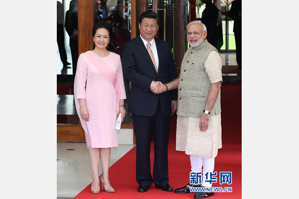 9月17日，國家主席習(xí)近平在古吉拉特邦艾哈邁達(dá)巴德會見印度總理莫迪。這是會見前，莫迪在習(xí)近平下榻的賓館前迎接習(xí)近平和夫人彭麗媛。 新華社記者 龐興雷 攝