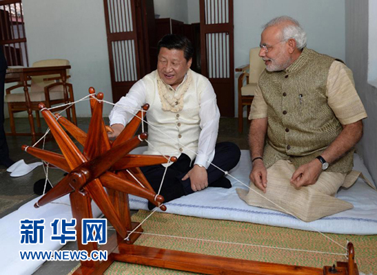 9月17日，國家主席習(xí)近平在印度古吉拉特邦進(jìn)行訪問。印度總理莫迪全程陪同。這是習(xí)近平在參觀甘地故居時(shí)，親自搖動甘地曾經(jīng)使用過的紡車。新華社記者 馬占成 攝