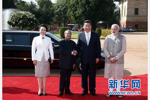 9月18日，國家主席習(xí)近平出席印度總統(tǒng)慕克吉在總統(tǒng)府舉行的隆重歡迎儀式。這是儀式前，習(xí)近平與慕克吉親切握手。 新華社記者 鞠鵬 攝