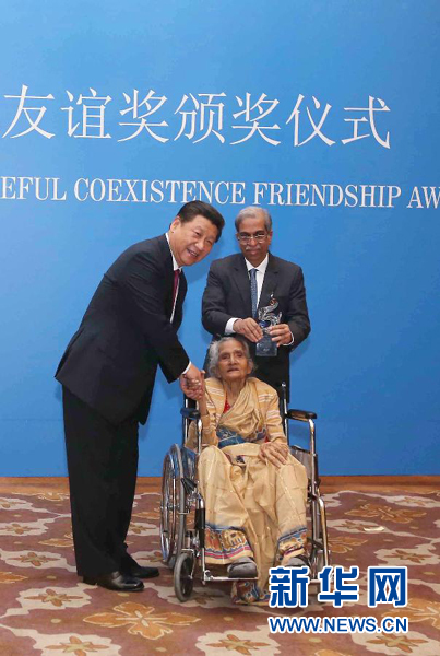 9月19日，國家主席習近平在新德里會見印度友好人士、友好團體代表，并頒發(fā)和平共處五項原則友誼獎，表彰他們長期致力于中印友好事業(yè)。新華社記者龐興雷攝 