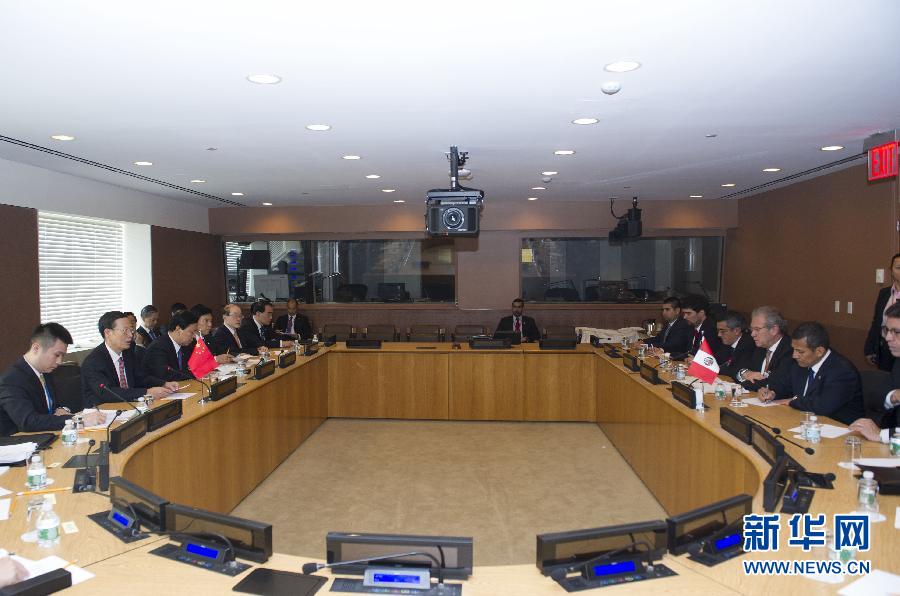 9月23日，出席聯(lián)合國氣候峰會的國家主席習(xí)近平特使、國務(wù)院副總理張高麗在紐約聯(lián)合國總部會見秘魯總統(tǒng)烏馬拉。 新華社記者 王曄 攝 