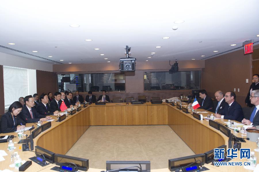 9月23日，出席聯(lián)合國氣候峰會的國家主席習近平特使、國務(wù)院副總理張高麗在紐約聯(lián)合國總部會見法國總統(tǒng)奧朗德。 新華社記者 王曄 攝