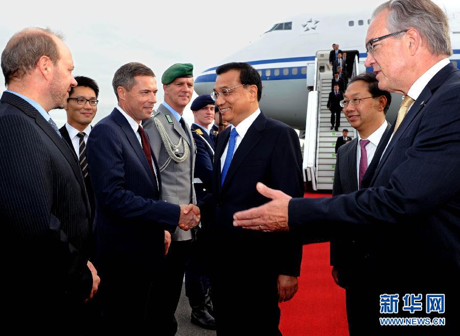 10月9日，國務(wù)院總理李克強(qiáng)抵達(dá)柏林開始對德國進(jìn)行正式訪問。德國政府高級官員到機(jī)場迎接。 新華社記者 饒愛民 攝