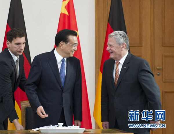 10月10日，國務院總理李克強在柏林會見德國總統(tǒng)高克。這是李克強總理與高克總統(tǒng)親切交談。 新華社記者 王曄 攝 