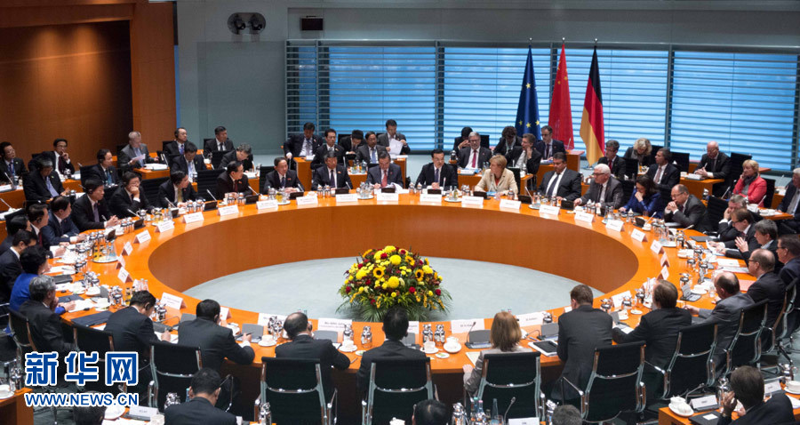 10月10日，中國國務(wù)院總理李克強(qiáng)在柏林與德國總理默克爾共同主持第三輪中德政府磋商。 新華社記者 李學(xué)仁 攝 