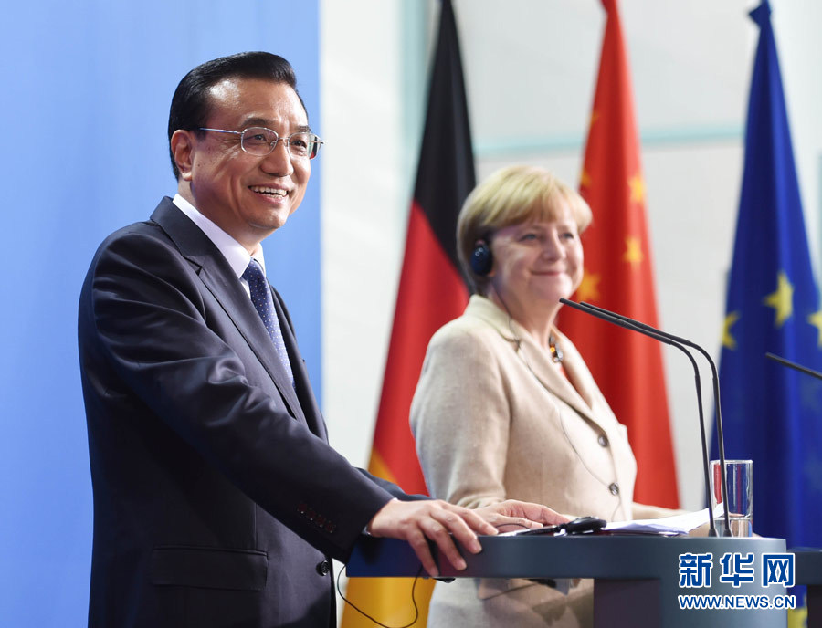 10月10日，國務院總理李克強在柏林與德國總理默克爾圓滿結束第三輪中德政府磋商后共同會見記者。 新華社記者 李學仁 攝 