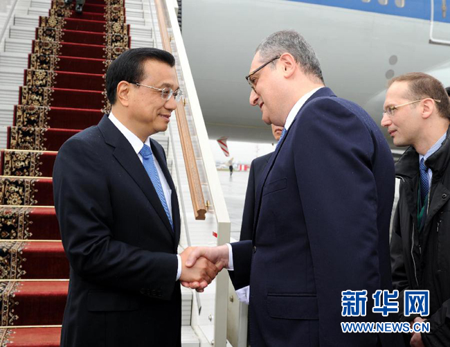 10月12日，中國(guó)國(guó)務(wù)院總理李克強(qiáng)乘專機(jī)抵達(dá)莫斯科，開始對(duì)俄羅斯進(jìn)行正式訪問(wèn)并舉行中俄總理第十九次定期會(huì)晤。俄羅斯聯(lián)邦政府高級(jí)官員到機(jī)場(chǎng)迎接李克強(qiáng)總理。新華社記者 饒愛民 攝