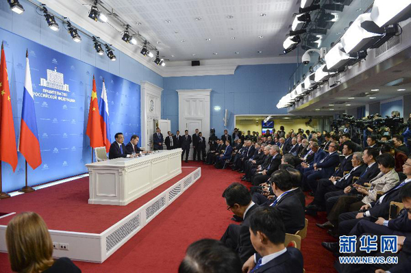 10月13日，國(guó)務(wù)院總理李克強(qiáng)在莫斯科與俄羅斯總理梅德韋杰夫圓滿(mǎn)結(jié)束中俄總理第十九次定期會(huì)晤后共同會(huì)見(jiàn)記者。 新華社記者李學(xué)仁攝