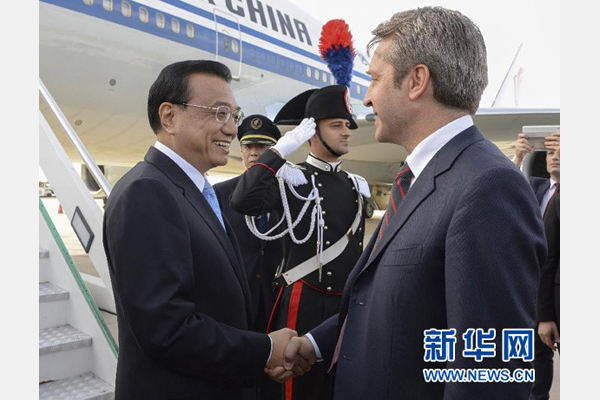 10月14日，國(guó)務(wù)院總理李克強(qiáng)乘專機(jī)抵達(dá)羅馬，開始對(duì)意大利進(jìn)行正式訪問，意大利政府高級(jí)官員到機(jī)場(chǎng)迎接。 新華社記者李學(xué)仁攝