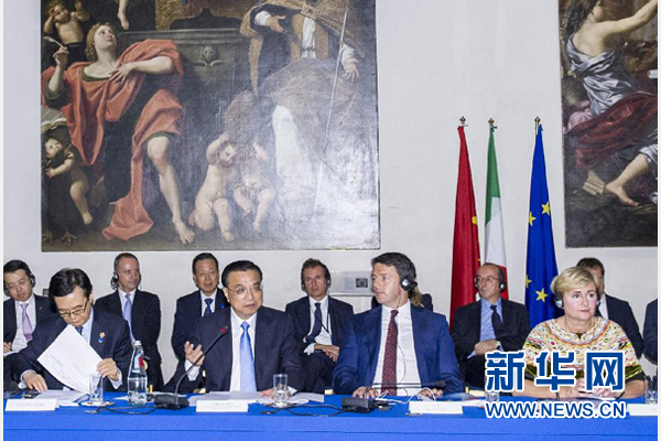 10月14日，中國國務(wù)院總理李克強(qiáng)在羅馬巴爾貝里尼宮與意大利總理倫齊共同會見中意企業(yè)家委員會委員及企業(yè)家代表并致辭。 新華社記者 王曄攝 