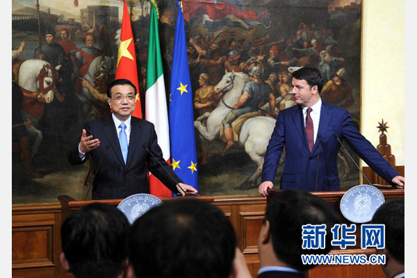 10月14日，中國國務(wù)院總理李克強(qiáng)與意大利總理倫齊在羅馬舉行會(huì)談后共同會(huì)見記者。 新華社記者 饒愛民 攝 