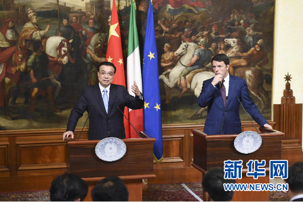 10月14日，國務(wù)院總理李克強(qiáng)在羅馬與意大利總理倫齊舉行會(huì)談后共同會(huì)見記者。 新華社記者 李學(xué)仁 攝
