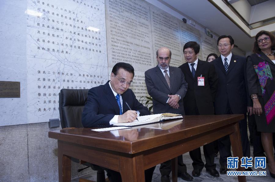 10月15日，中國國務院總理李克強在羅馬會見聯合國糧農組織總干事格拉齊亞諾。這是李克強抵達后在貴賓簿上簽字。 新華社記者 王曄 攝