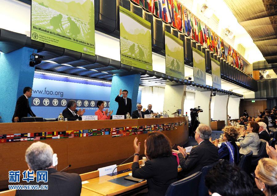 10月15日，中國國務(wù)院總理李克強(qiáng)在格拉齊亞諾總干事的陪同下在位于羅馬的聯(lián)合國糧農(nóng)組織總部發(fā)表演講。 新華社記者 饒愛民 攝 