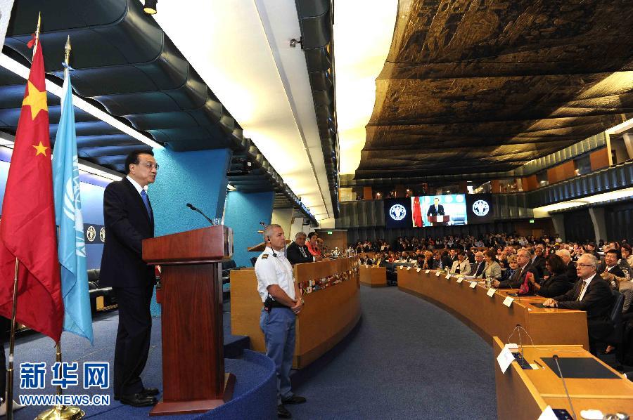 10月15日，中國國務(wù)院總理李克強(qiáng)在格拉齊亞諾總干事的陪同下在位于羅馬的聯(lián)合國糧農(nóng)組織總部發(fā)表演講。 新華社記者 饒愛民 攝 