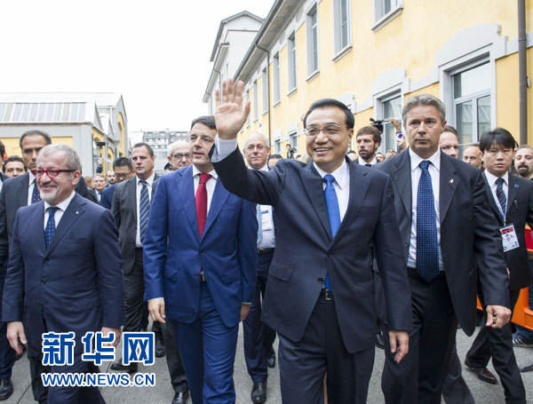 10月16日，中國國務(wù)院總理李克強在米蘭與意大利總理倫齊共同出席第五屆中意創(chuàng)新合作周大會并致辭。這是李克強抵達位于米蘭理工大學(xué)的會場。新華社記者王曄攝