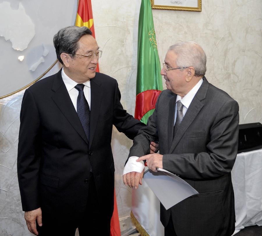 11月1日，正在阿爾及利亞進(jìn)行正式友好訪問的全國政協(xié)主席俞正聲在阿爾及爾與阿民族院議長本&middot;薩拉赫舉行會談。這是俞正聲親切詢問本&middot;薩拉赫的手傷情況。新華社記者 張鐸 攝 