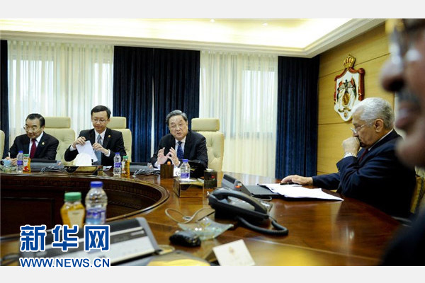 11月9日，正在約旦進(jìn)行正式友好訪問的全國政協(xié)主席俞正聲在安曼會(huì)見約旦首相恩蘇爾。 新華社記者 張鐸 攝 