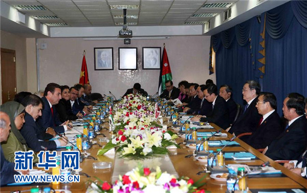  11月9日，正在約旦進(jìn)行正式友好訪問的全國政協(xié)主席俞正聲在安曼會(huì)見約旦眾議院代議長薩法迪。 新華社記者 劉衛(wèi)兵 攝 