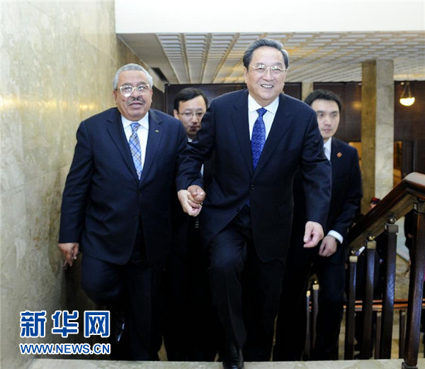 11月9日，正在約旦進(jìn)行正式友好訪問的全國政協(xié)主席俞正聲在安曼與約旦參議長拉瓦比德進(jìn)行會(huì)談。這是會(huì)談前，俞正聲與拉瓦比德攜手步入會(huì)場(chǎng)。新華社記者 張鐸 攝 