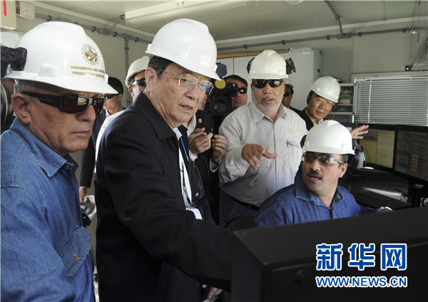 11月8日，正在約旦進(jìn)行正式友好訪問的全國政協(xié)主席俞正聲在安曼參觀阿拉伯鉀肥公司。這是俞正聲在采鹽船上仔細(xì)詢問開采情況。 新華社記者 張鐸 攝