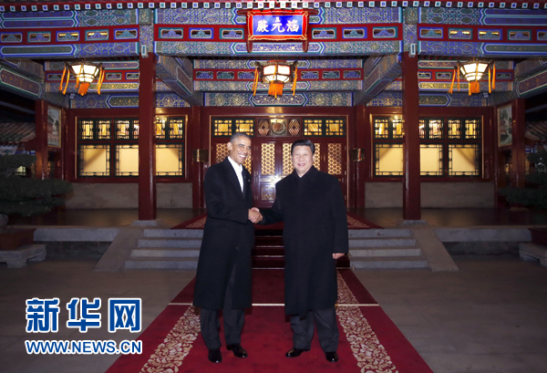 11月11日晚，國家主席習(xí)近平在中南海同美國總統(tǒng)奧巴馬舉行會(huì)晤。這是兩國元首在瀛臺(tái)涵元殿前握手。 新華社記者鞠鵬攝