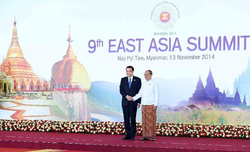 11月13日，中國國務(wù)院總理李克強在內(nèi)比都出席第九屆東亞峰會并發(fā)言。這是峰會開始前，東盟輪值主席國緬甸聯(lián)邦共和國總統(tǒng)吳登盛迎接李克強總理。新華社記者 李濤 攝 