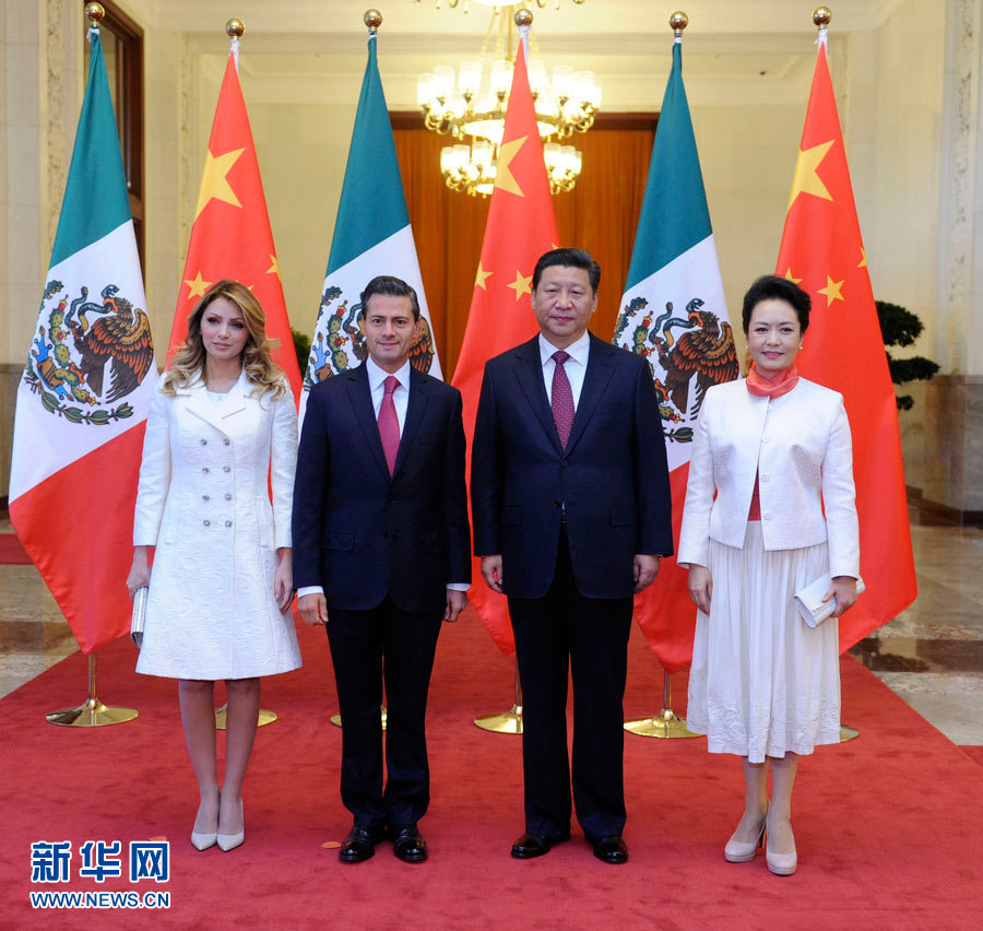 11月13日，國家主席習(xí)近平在北京人民大會堂北大廳舉行儀式，歡迎墨西哥總統(tǒng)培尼亞對中國進(jìn)行國事訪問。這是習(xí)近平和夫人彭麗媛同培尼亞夫婦合影。 新華社記者 張鐸 攝