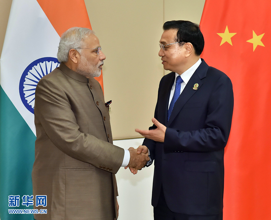 11月13日，中國國務(wù)院總理李克強在緬甸內(nèi)比都會見印度總理莫迪。 新華社記者 李濤 攝