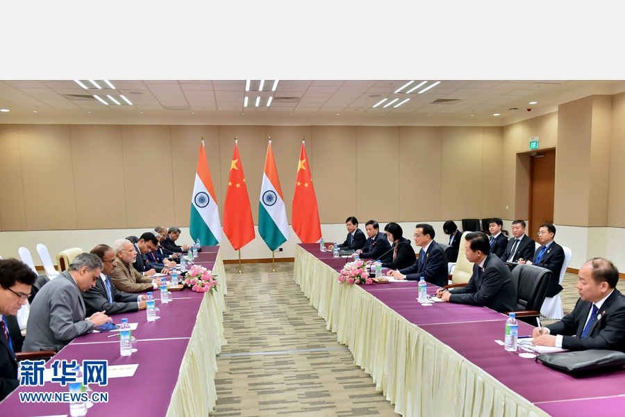 11月13日，中國國務(wù)院總理李克強在緬甸內(nèi)比都會見印度總理莫迪。 新華社記者 李濤 攝