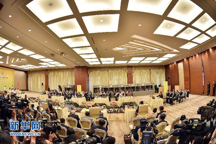 11月13日，中國(guó)國(guó)務(wù)院總理李克強(qiáng)在緬甸內(nèi)比都出席第17次中國(guó)－東盟（10+1）領(lǐng)導(dǎo)人會(huì)議。 新華社記者 李濤 攝